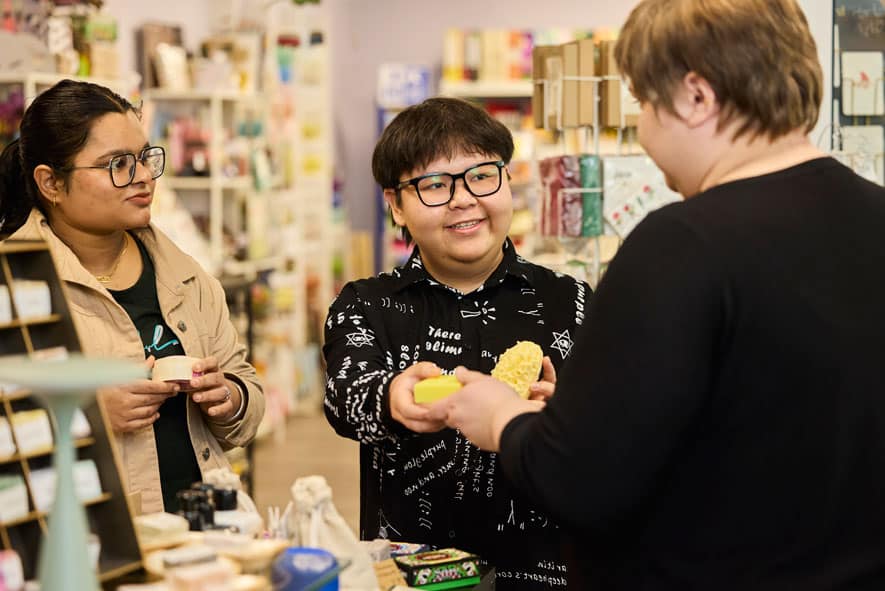 Die Ausbildung im SchubLaden verbindet praktische Erfahrung im Ladenbetrieb mit fachlicher Qualifizierung und persönlicher Begleitung.